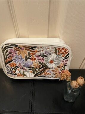 White Floral Embroidered Women’s Cosmetic Bag. Closet clearout no returns.